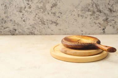 Işık arkaplanındaki tahta kesme tahtaları