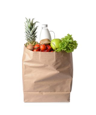 Beyaz arka planda farklı ürünler içeren alışveriş torbası.