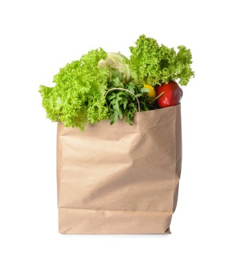 Beyaz arka planda farklı ürünler içeren alışveriş torbası.