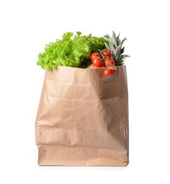 Beyaz arka planda farklı ürünler içeren alışveriş torbası.