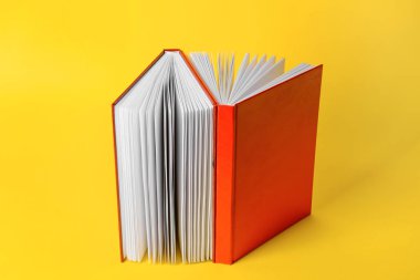 Renk arkaplanı üzerine boş kitaplar