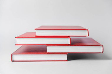 Işık arkaplanı üzerine boş kitaplar