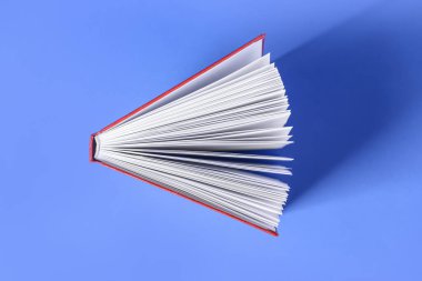 Renk arkaplanı üzerine boş kitap