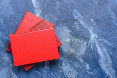 Renk arkaplanı üzerine boş kitaplar