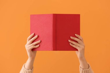 Renk arkaplanı hakkında boş kitabı olan kadın