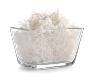 Beyaz arka planda hindistan cevizi taneleri olan bir kase