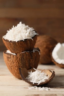 Ahşap arka planda gevrekleri olan hindistan cevizi