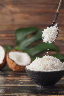 Ahşap zemin üzerinde hindistan cevizi taneleri olan bir kase