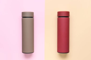 Renk arkaplanındaki modern termoslar