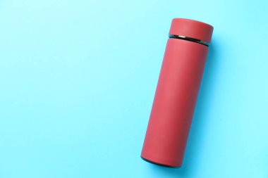 Renk arkaplanı üzerine modern termos