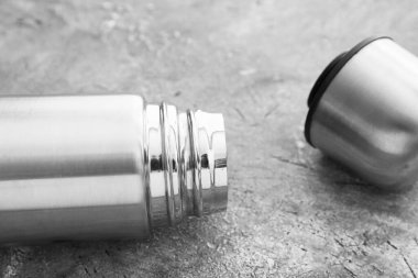 Grunge arkaplanda modern termos, yakın plan