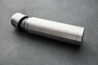 Koyu arkaplanda modern termos