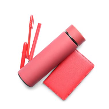 Beyaz zemin üzerinde kalem ve defter olan modern termos