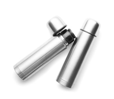 Beyaz arkaplanda modern termoslar