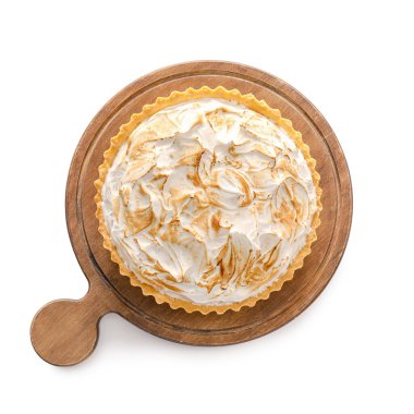 Beyaz arka planda lezzetli hindistan cevizli turta olan tahta