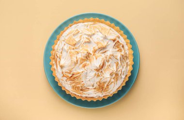 Renkli arkaplanda lezzetli hindistan cevizli turta tabağı