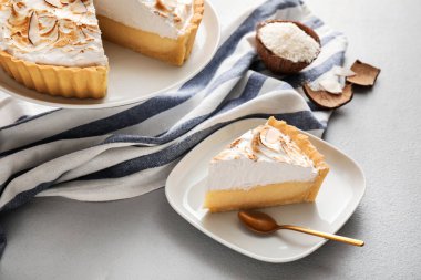 Hafif arkaplanlı lezzetli hindistan cevizli turta tabağı