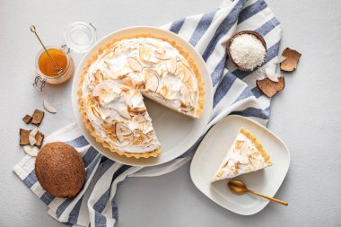 Hafif arka planda lezzetli hindistan cevizli turtalar