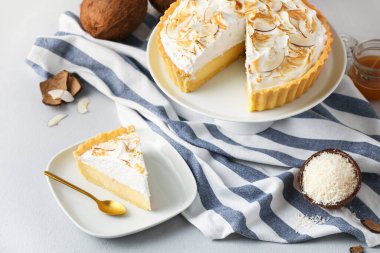 Hafif arka planda lezzetli hindistan cevizli turtalar