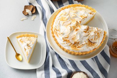 Hafif arka planda lezzetli hindistan cevizli turtalar