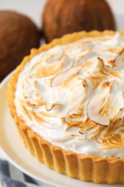 Lezzetli hindistan cevizli turta tabağı, yakın plan.