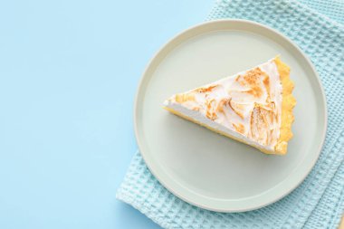 Renkli arkaplanda lezzetli hindistan cevizli turta tabağı