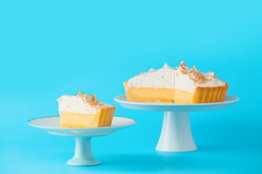 Renkli hindistan cevizli turta ile tatlı standları