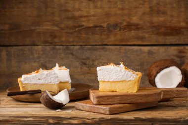 Tahta üzerinde lezzetli hindistan cevizli turta olan tahta.