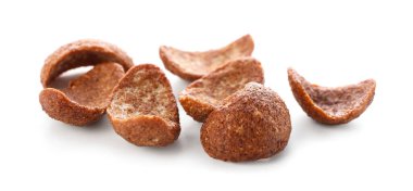 Beyaz arka planda bir yığın lezzetli mısır gevreği