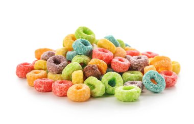 Beyaz arka planda lezzetli mısır gevreği halkaları