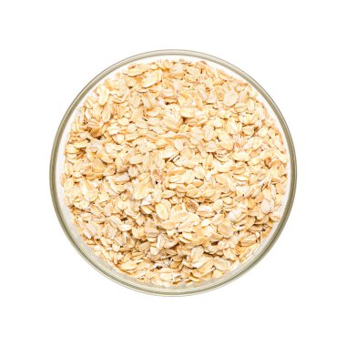 Beyaz arka planda çiğ yulaf ezmeli kase