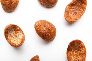 Beyaz arkaplanda lezzetli mısır gevrekleri, yakın plan