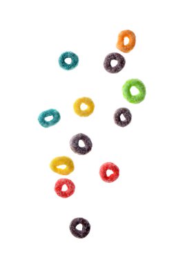 Beyaz arka planda lezzetli mısır gevreği halkaları