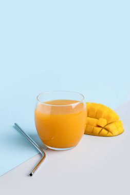 Renkli bir bardak taze mango suyu.