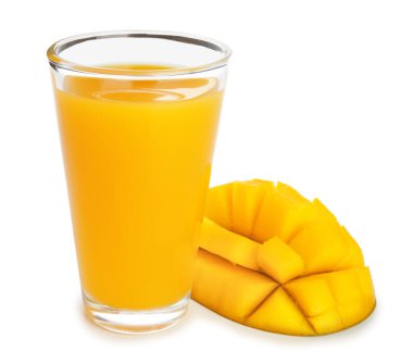Beyaz arka planda bir bardak taze mango suyu.