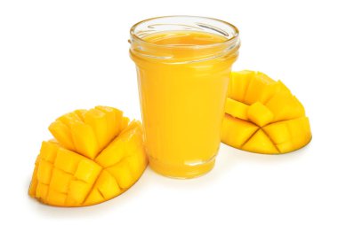 Beyaz arka planda bir bardak taze mango suyu.