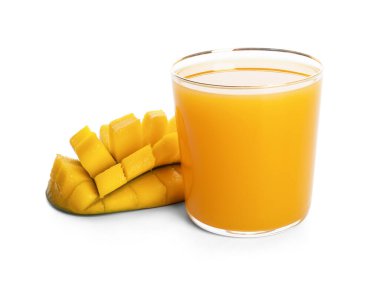 Beyaz arka planda bir bardak taze mango suyu.