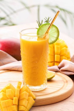 Bir bardak lezzetli mango smoothie, yakın plan.