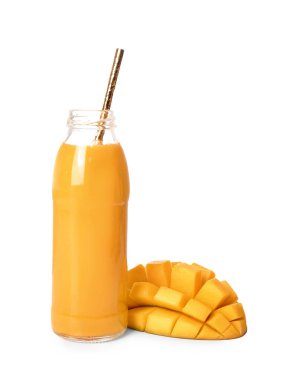 Beyaz arka planda bir şişe lezzetli mango kokteyli.