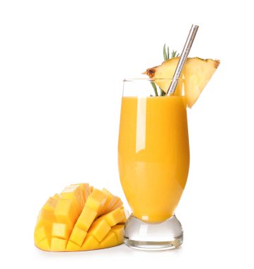 Beyaz arka planda bir bardak lezzetli mango kokteyli.