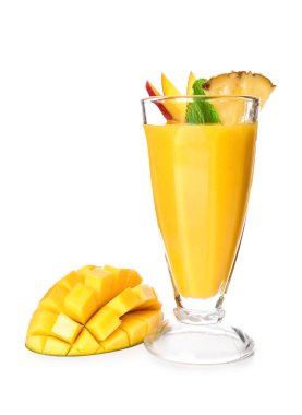 Beyaz arka planda bir bardak lezzetli mango kokteyli.