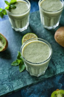 Renkli arkaplanda lezzetli kivi kokteyli.