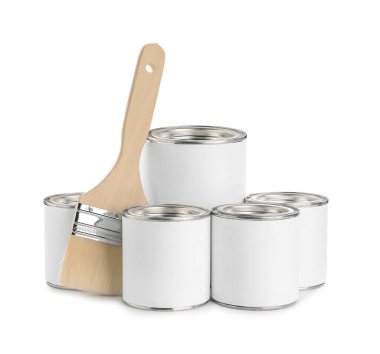 Beyaz arkaplanda boya ve fırça kutuları