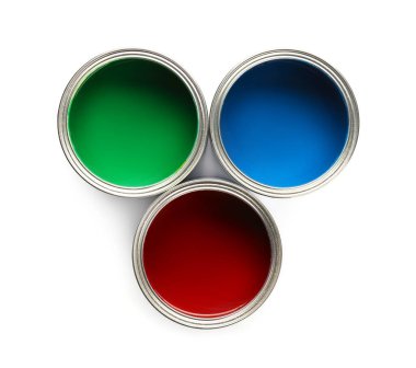 Beyaz arkaplanda boya kutuları