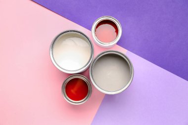 Renk arkaplanındaki boya kutuları