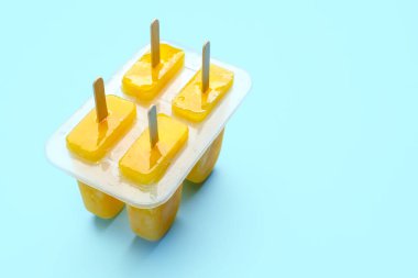 Renkli arka planda ev yapımı mangolu dondurma kutusu