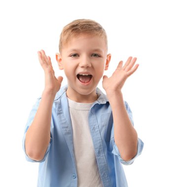 Beyaz arka planda duygusal küçük çocuk