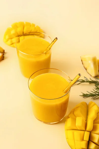 Szemüveg Ízletes Mangó Smoothie Színes Háttér — Stock Fotó