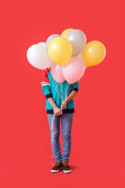 Renkli balonları olan yakışıklı bir genç.