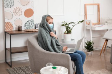 Evde dizüstü bilgisayarı olan hasta genç bir kadın.